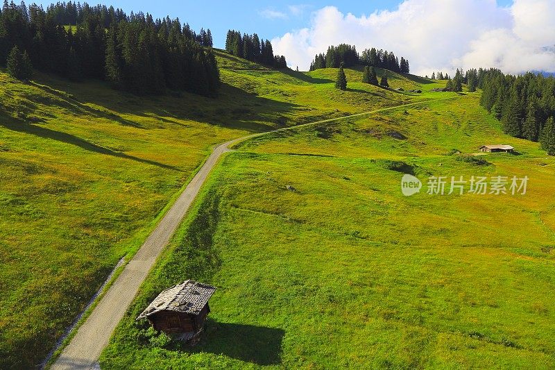 田园诗般的瑞士阿尔卑斯乡村公路，恩加丁谷仓农场:瑞士阿尔卑斯山