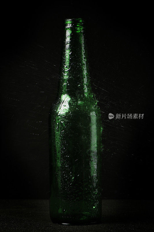 啤酒瓶和一滴水。彩色图像