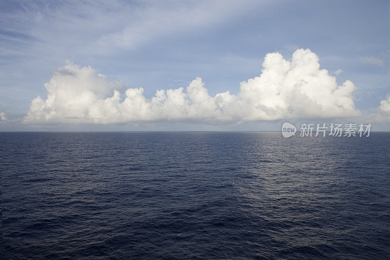 海面上的云