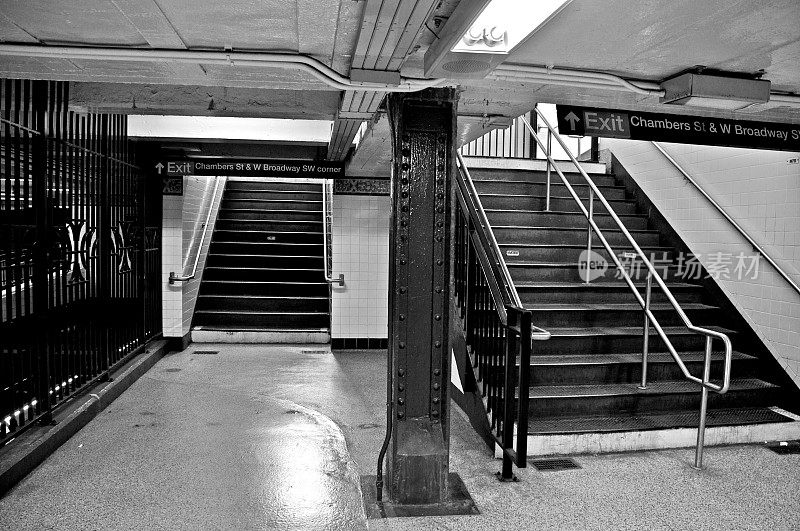 纽约的黑白-地铁出口的选择