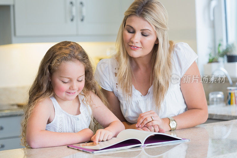 母亲和女儿在看书