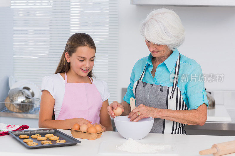 微笑的祖母和她的孙女准备糕点