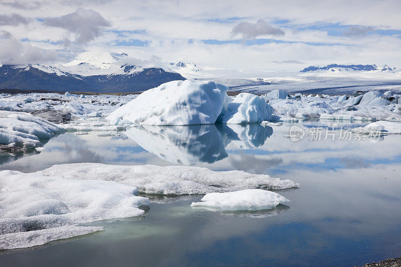 冰川泻湖上的冰山?kulsarlon、冰岛