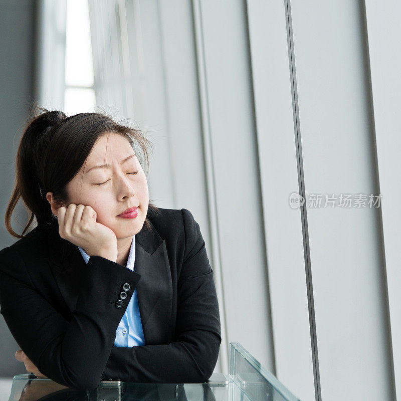 年轻的女商人疲惫