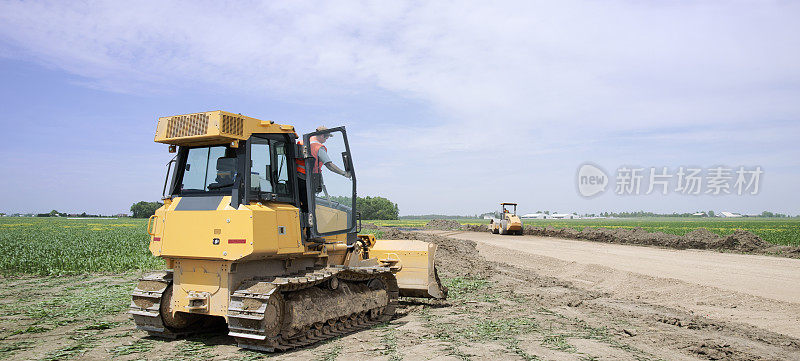 推土机正在施工道路