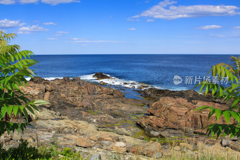 缅因州Ogunquit的边际路和海洋岩石景观，