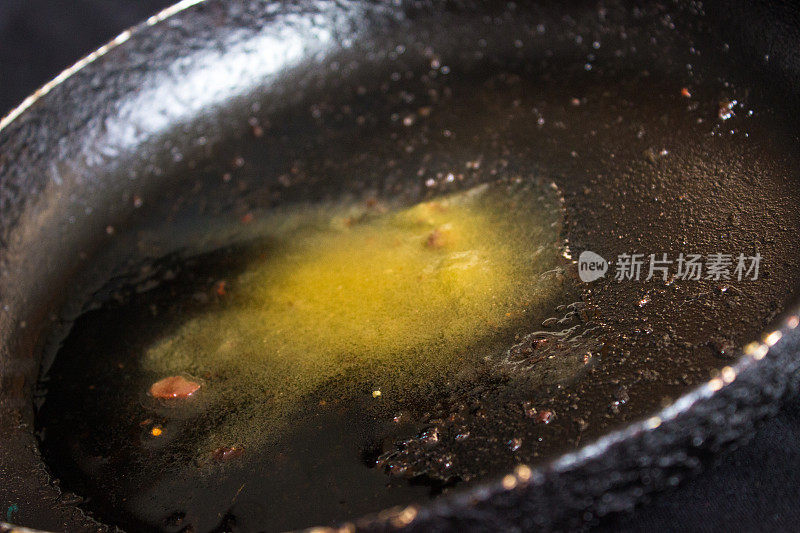 不卫生的烹调油在烹饪锅