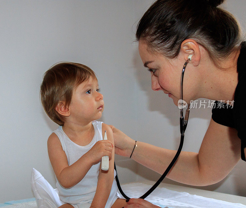 宝宝用听诊器被检查
