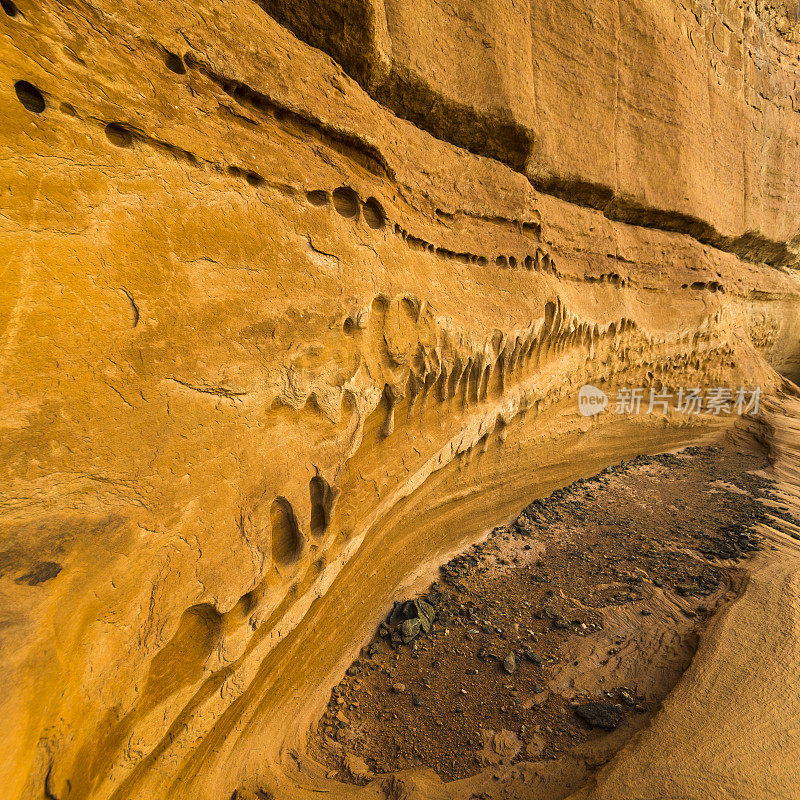 由砂岩形成的红色峡谷附近的精致拱门，犹他州，在日出