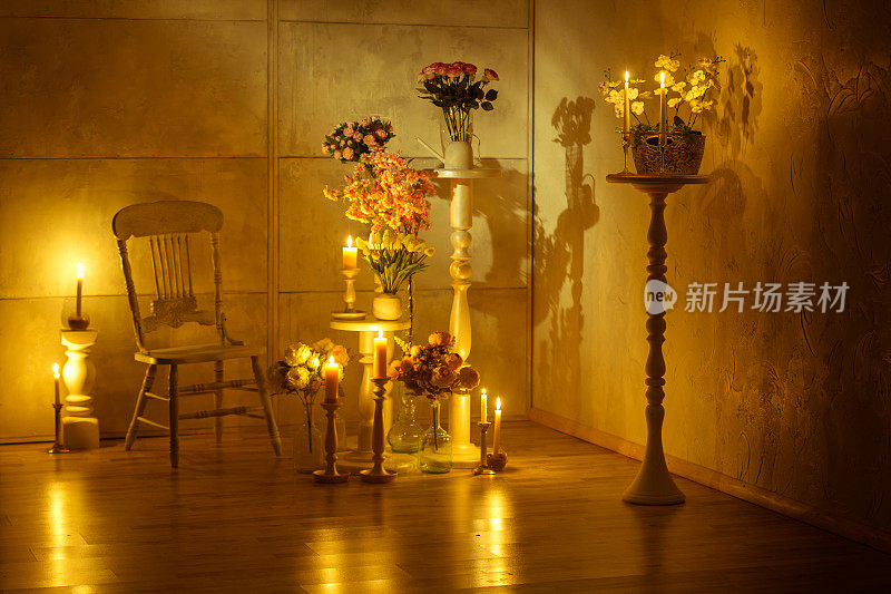 浪漫装饰的地方与燃烧的蜡烛灯