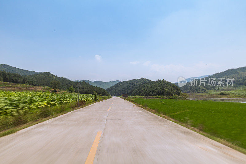 阳光灿烂的日子里的水泥路