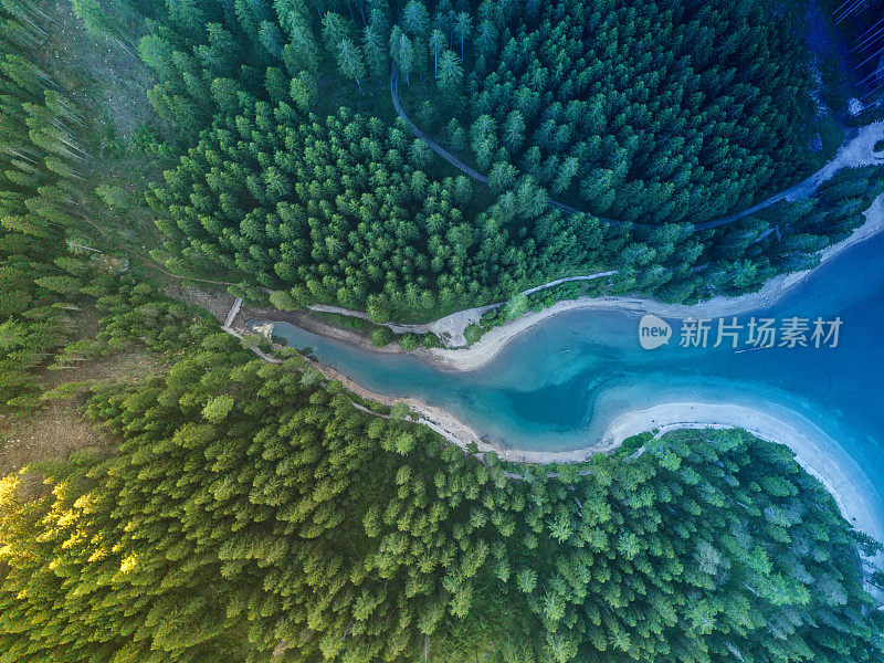 从上面看湖泊和森林