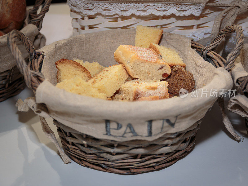柳条篮子里的面包卷片和法式长面包