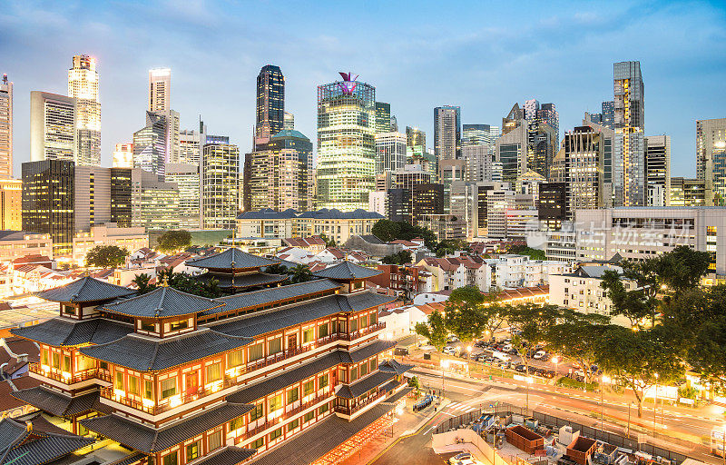 在蓝色时刻，俯瞰新加坡摩天大楼和牙舍利寺的天际线-世界著名的顶级东南亚目的地-城市全景在生动的暖滤镜和夜景色调上