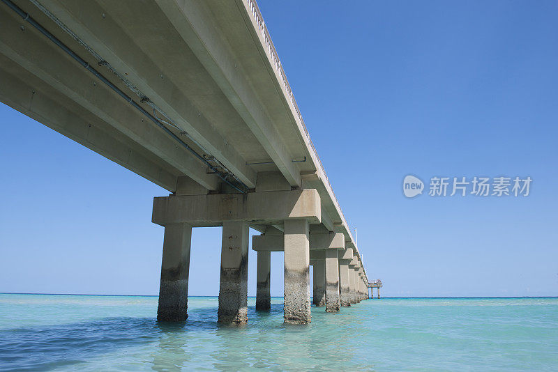 阳光明媚的小岛海滩，迈阿密，佛罗里达，热带海水和码头