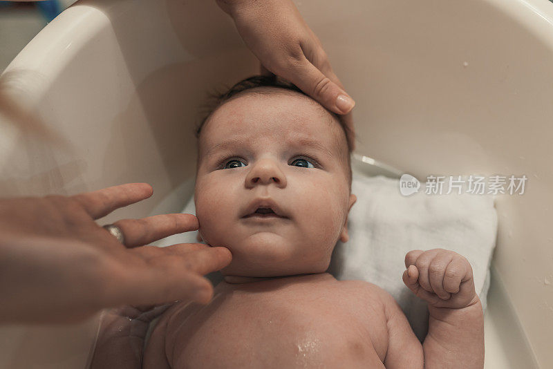 新生儿在浴缸的特写