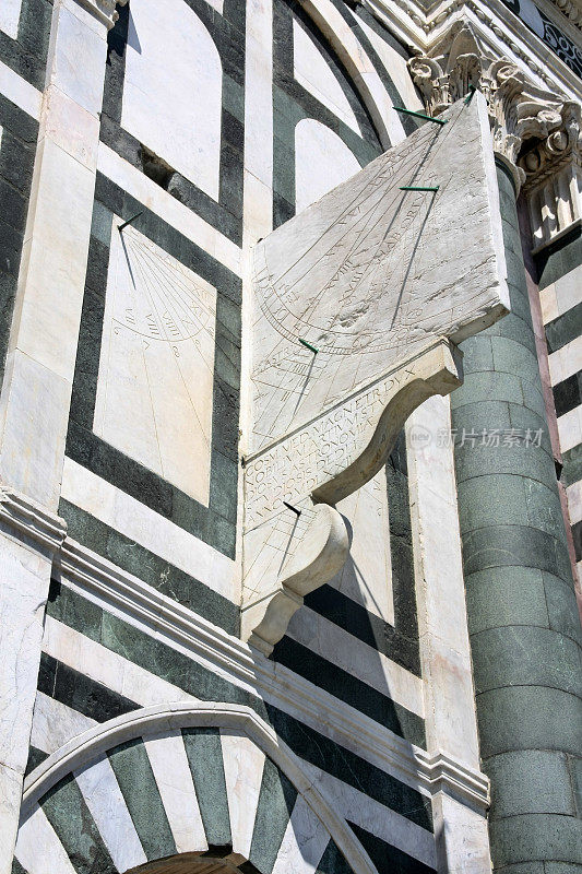 意大利佛罗伦萨的圣玛丽亚诺维拉大教堂，有六个日晷复合体