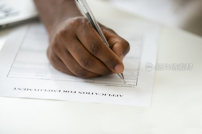 非裔美国人填写就业申请表，近景