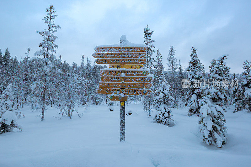 一个结霜的标志告诉越野滑雪者该去哪里