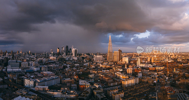 伦敦空中日落与雷雨城市全景