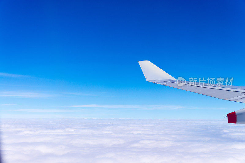 飞向蓝天和云海和机翼的飞机与天际线顶部视图从窗口看飞机，在飞行空间为文本信息，框架或旅行的想法概念