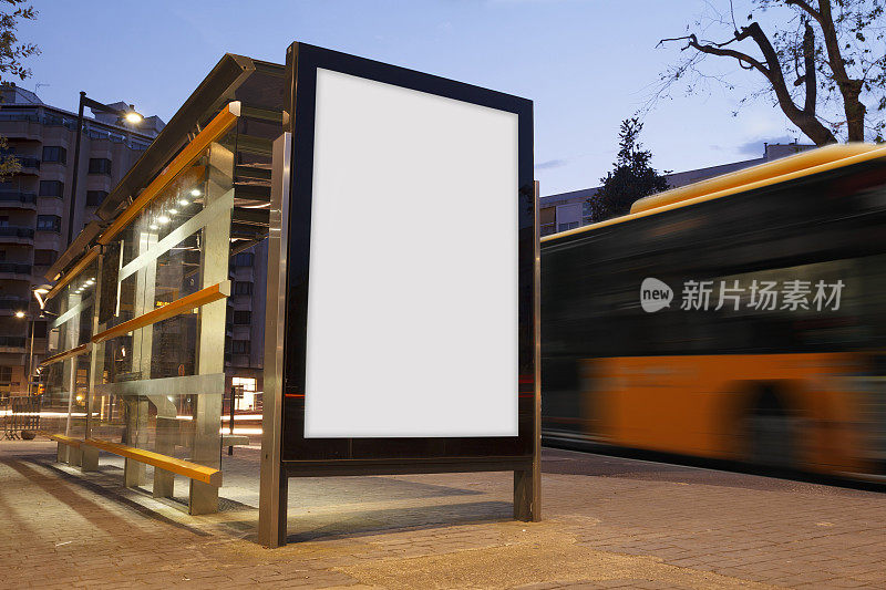 公共汽车站上的空白广告