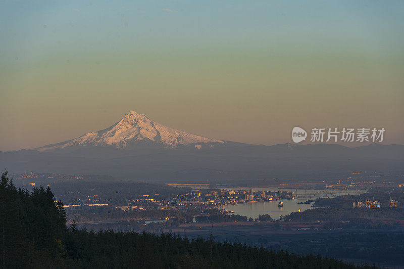 俄勒冈州的胡德山和温哥华华盛顿朦胧的日落