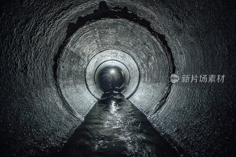 地下河流在圆形混凝土下水道隧道中流动。污水收集