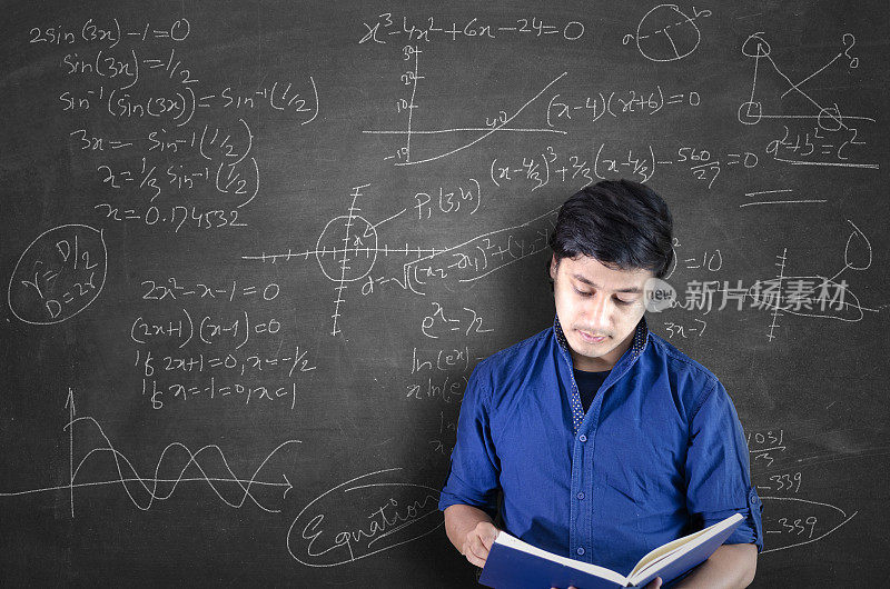 年轻的学生在黑板前解数学题