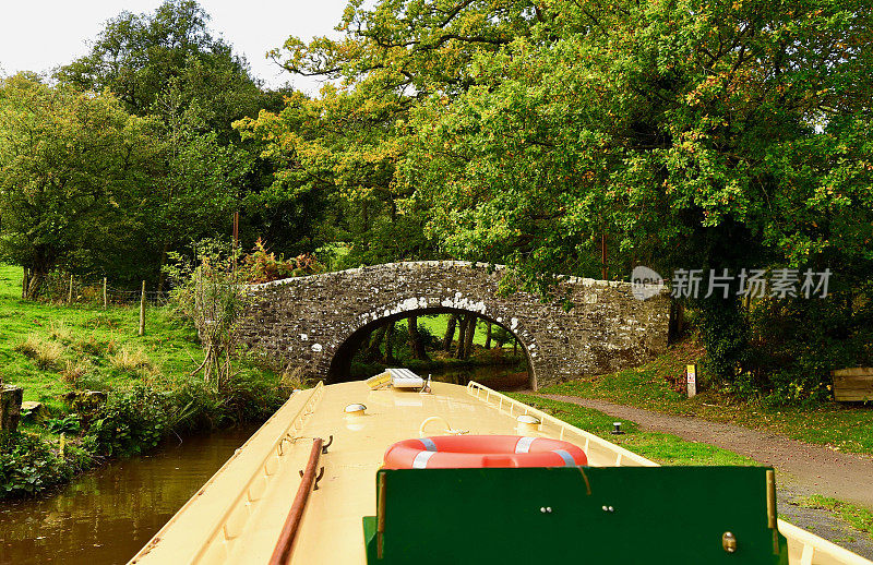 Narrow-boating在秋天