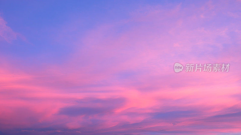 抽象模糊的粉色和紫色天空