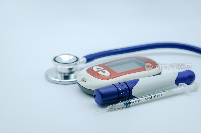 关闭胰岛素注射器，血糖仪，柳叶刀和听诊器检查血糖水平白底作为药物，糖尿病，血糖和保健概念。