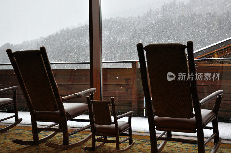 摇椅面向户外的雪和山