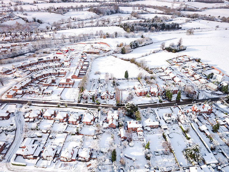鸟瞰图，英国被雪覆盖的传统住宅郊区。
