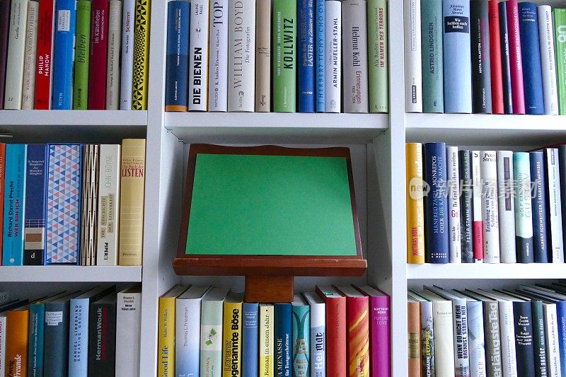 用一张绿色的空白纸填满书架:为拷贝留出空间