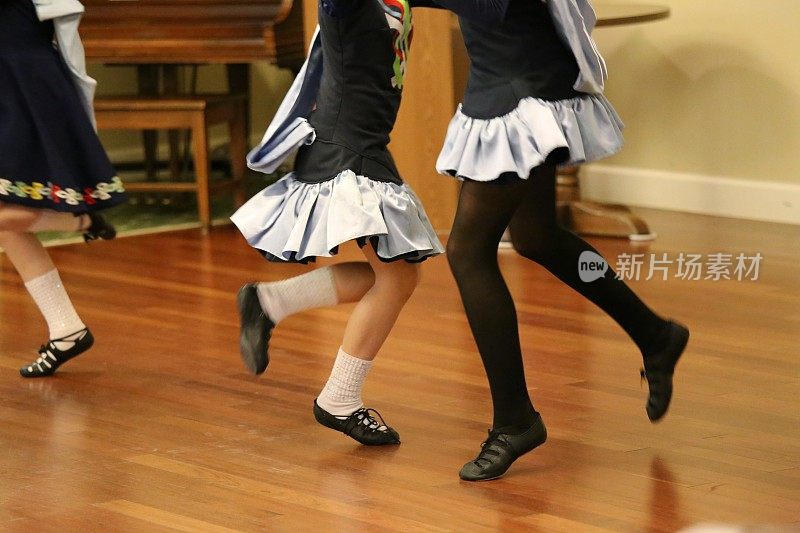 传统爱尔兰快步舞年轻女性舞者的腿