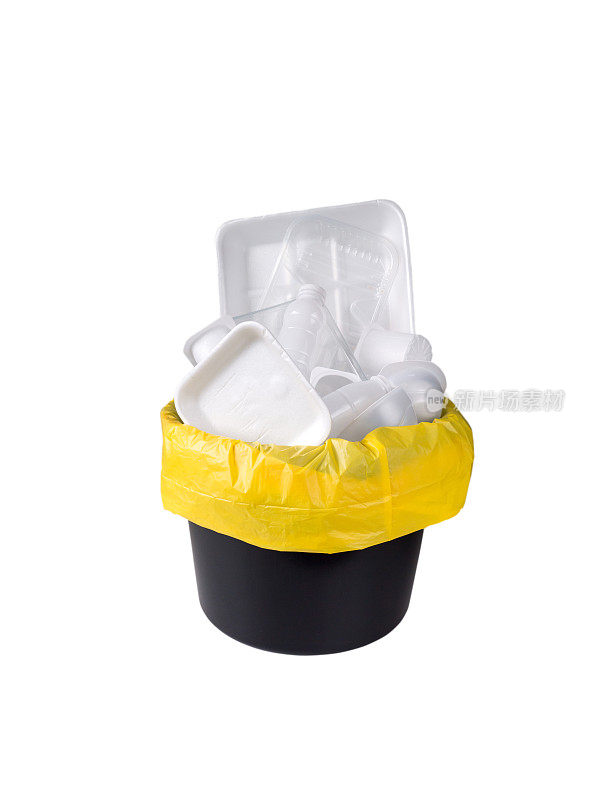 塑料包装废物在黑色的桶和黄色的塑料袋