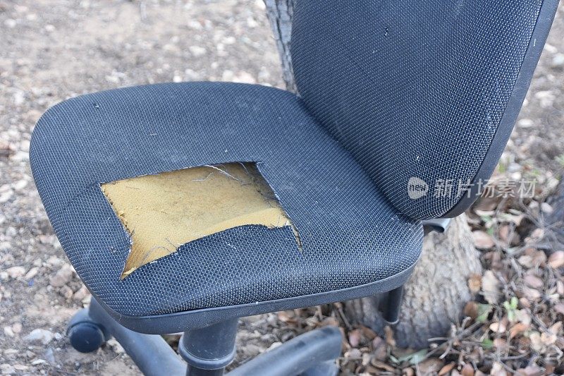 一把破旧的办公椅