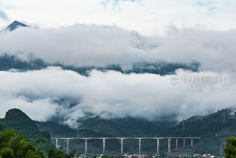 云雾缭绕，山下铁路桥