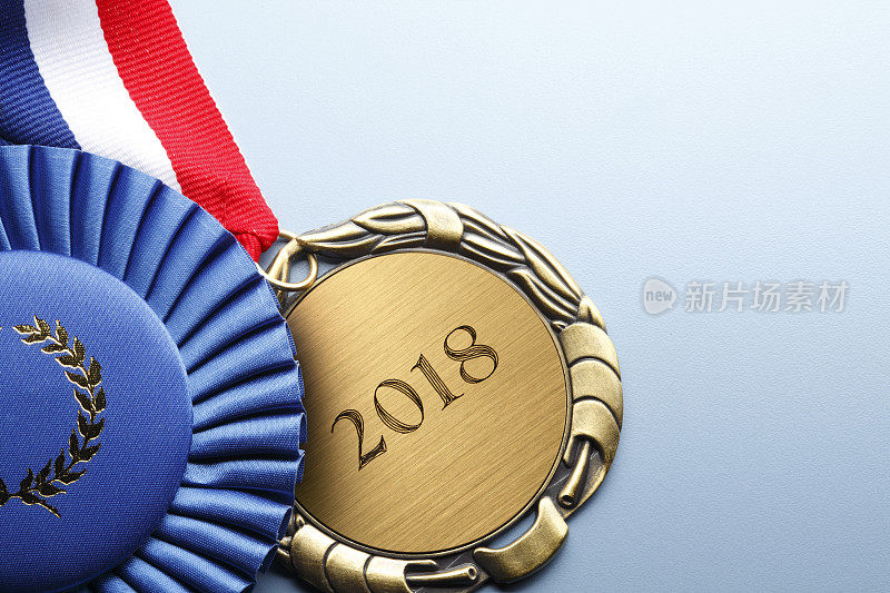 在蓝色背景上刻有“2018”的奖牌的特写
