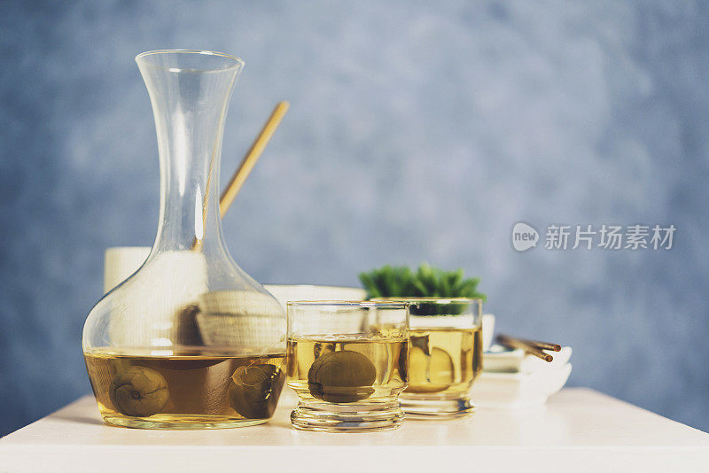 日本李子酒，用醒酒器和玻璃杯盛