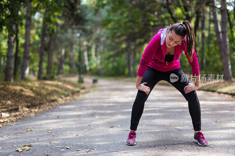 慢跑后休息的疲惫的女运动员