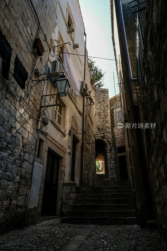 克罗地亚老城杜布罗夫尼克的狭窄小巷