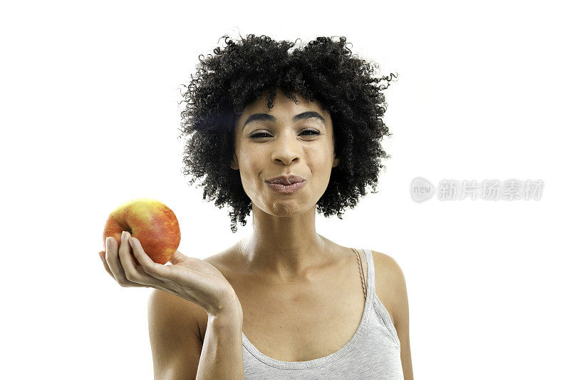 在白色背景上吃苹果的女人