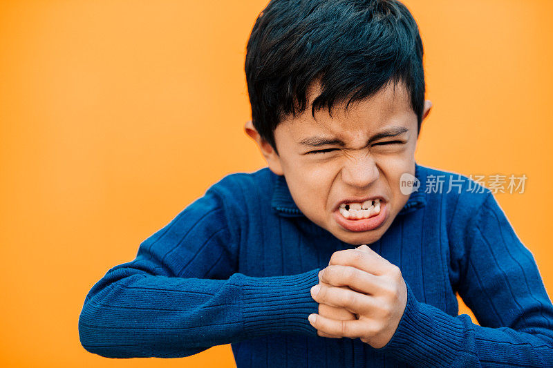 愤怒的小男孩握拳