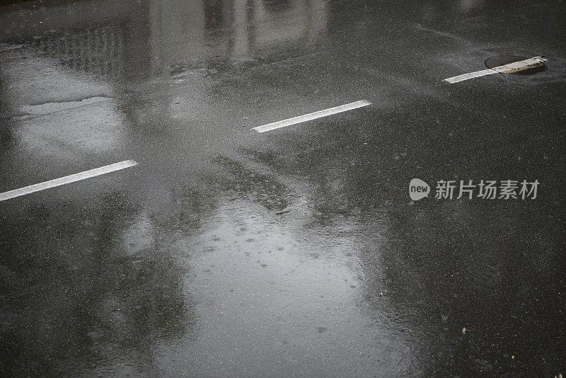 路上下着倾盆大雨