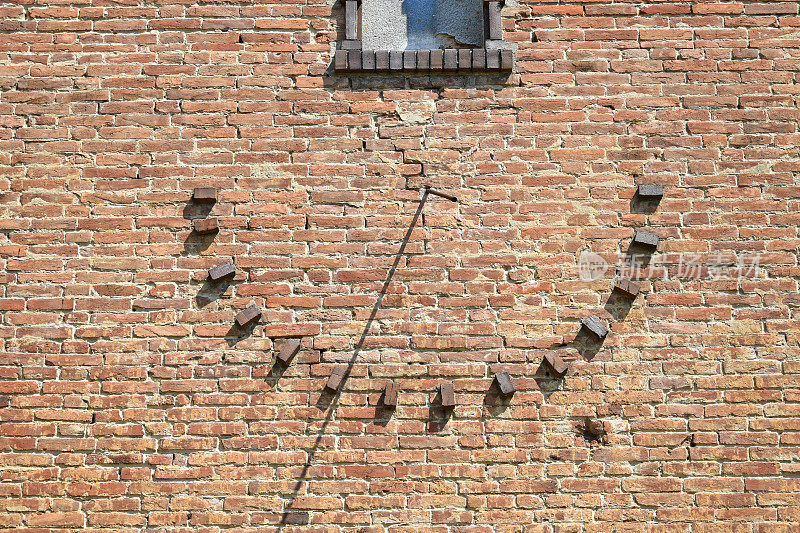一个旧建筑的砖墙上的日晷