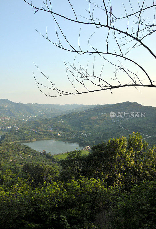 夕阳中的龙泉山