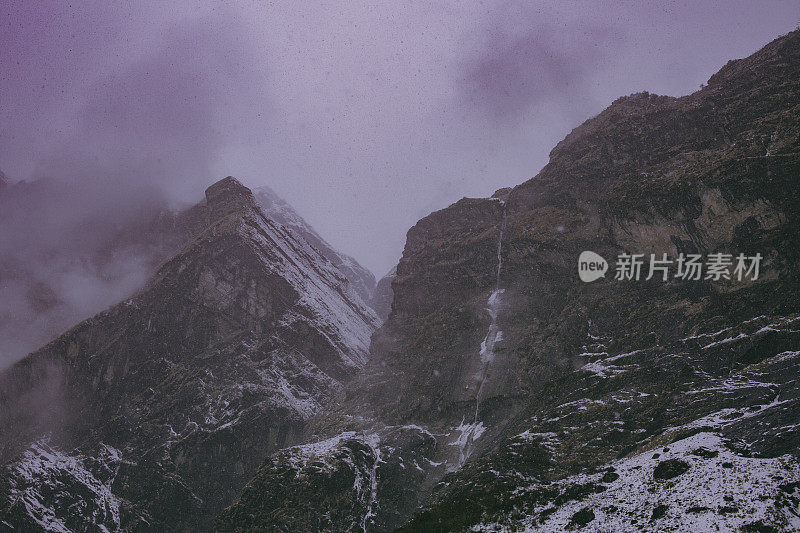 暴风雪中，灰色天空映衬着群山