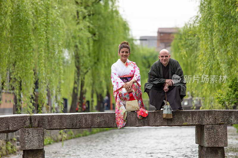 一对外国夫妇在日本旅游